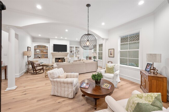 Building Photo - 1235 Wynden Oaks Garden Dr