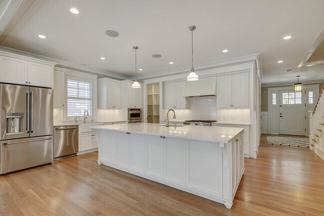 Building Photo - 5br Bethesda Home for Rent