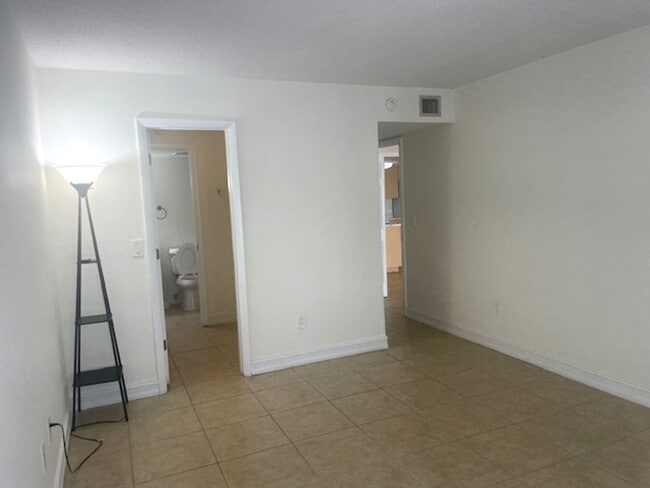 Building Photo - Spacious 3BR/2BA Condo Near Siesta Key Beach – Amenities Included!