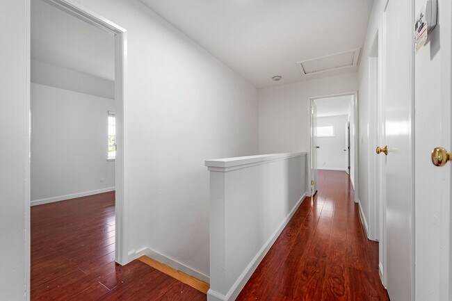 Building Photo - 5 bed/2.5 bath single family home in W. Sa...