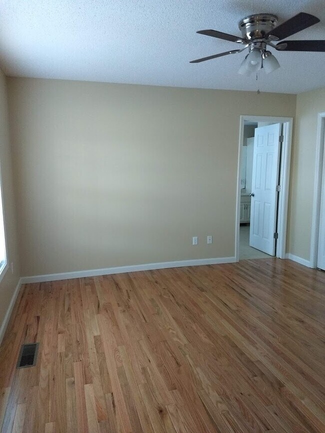 Building Photo - 98 Russell Ln