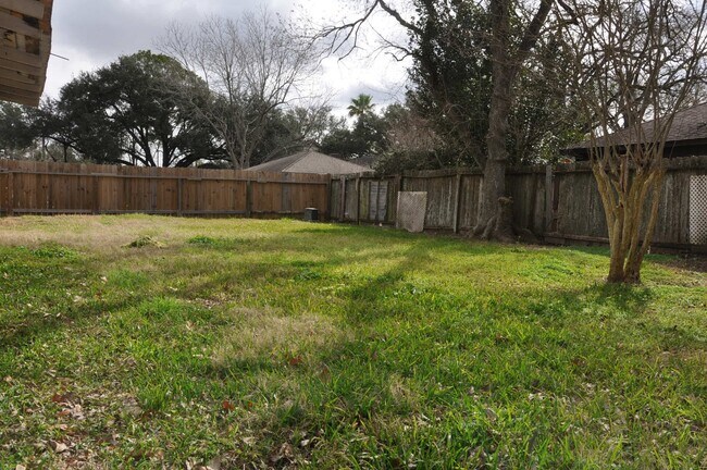 Building Photo - 16454 Hickory Knoll Dr