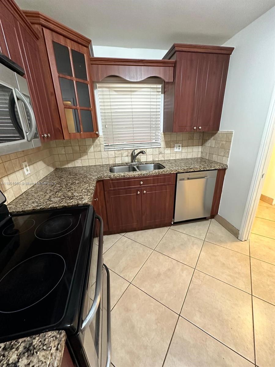 Building Photo - 9410 Live Oak Pl
