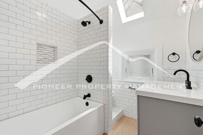 Building Photo - Spacious Condo with Storage Area and Parking!