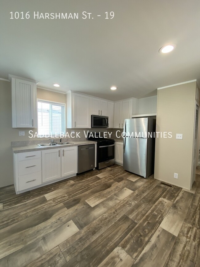 Primary Photo - Beautiful modern 2 bedroom 2 bath availabl...