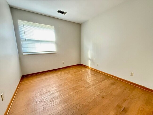 Building Photo - m1071