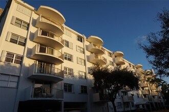 Building Photo - 210 Seaview Dr