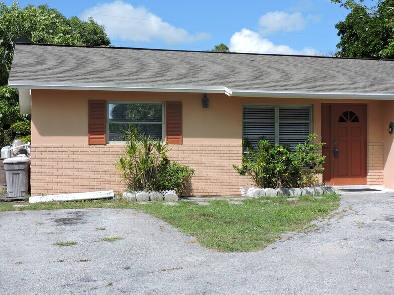 half of duplex - 9046 SE Parkway Dr