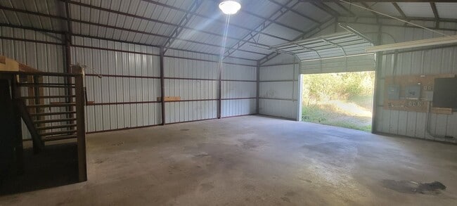 Building Photo - Country Oasis Studio with Carport