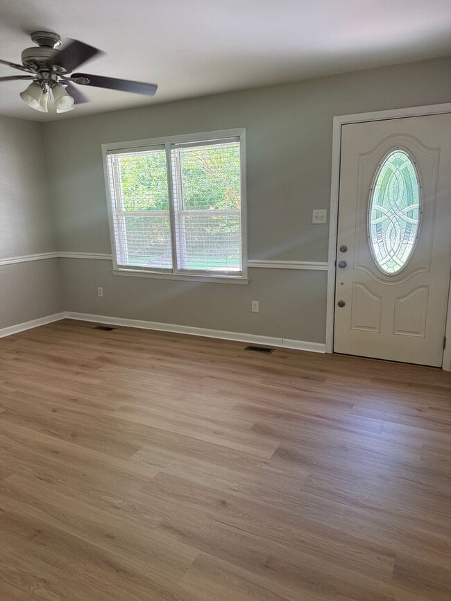 Building Photo - 3 BR 1 BA near Onslow Pines Park