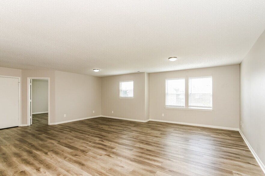 Building Photo - 5739 N Jefferson Dr