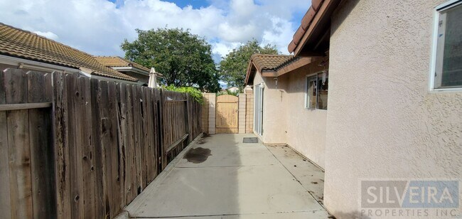 Building Photo - 2 Bedroom Santa Maria home available!