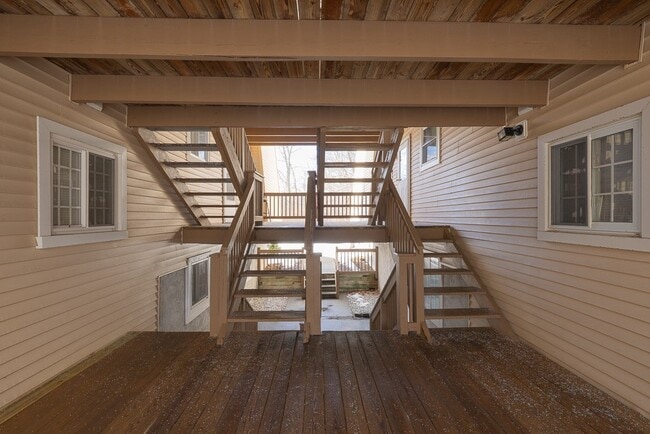 Building Photo - 529 Fox Run Ln