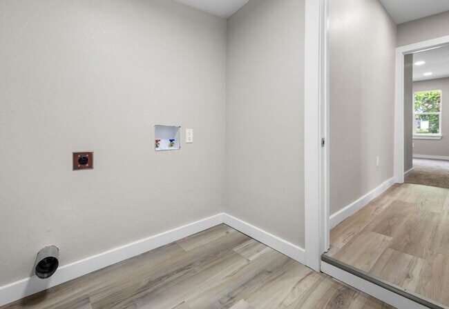 Building Photo - FIRST MONTHS RENT IS FREE! Beautiful remodeled home in Bolivar located near the square! 3 bedroom...