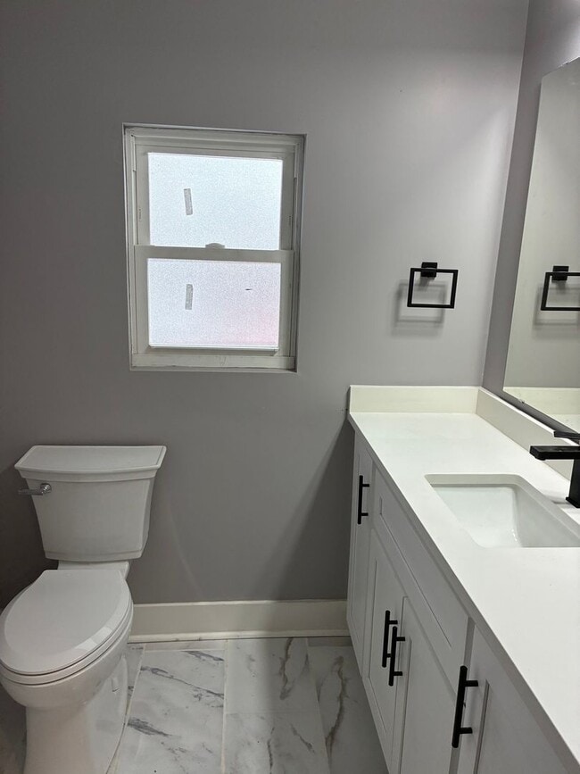 Building Photo - Every Bedroom Has a Private Bath!!! Balcony, AC, Laundry! New Reno! Avail NOW!