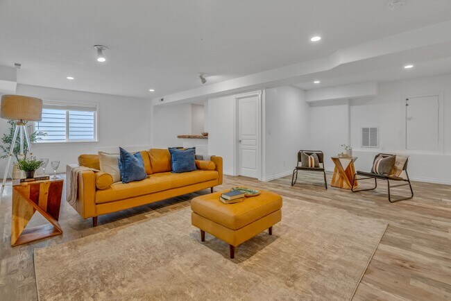 Building Photo - Stunning, spacious 4-bdrm/4-bath in Tigard. Fireplace, massive decks, next to nature