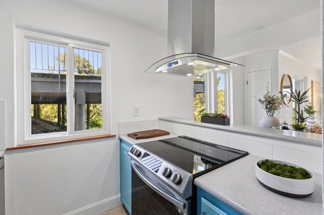 Building Photo - 2 Bedroom, 2 bathroom condo available with spectacular views of Richardson Bay!