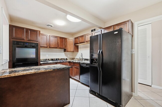 Building Photo - 338 Coral Dr SW