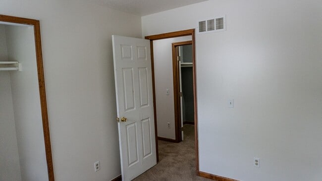 Building Photo - Updated 3-Bedroom Townhouse in Convenient Toledo Location