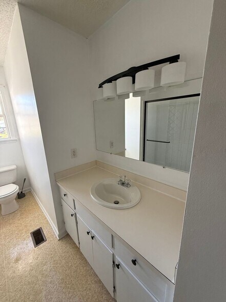 Building Photo - 1013 W Best Rd