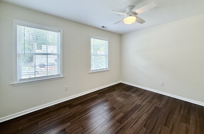 Building Photo - 2729 E Shoreham St