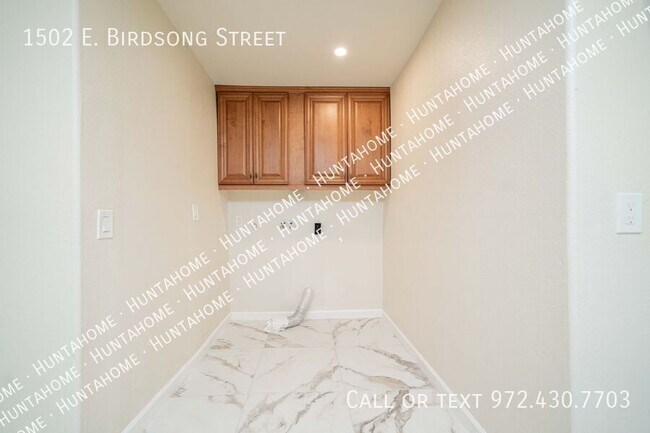 Building Photo - 1502 E Birdsong St