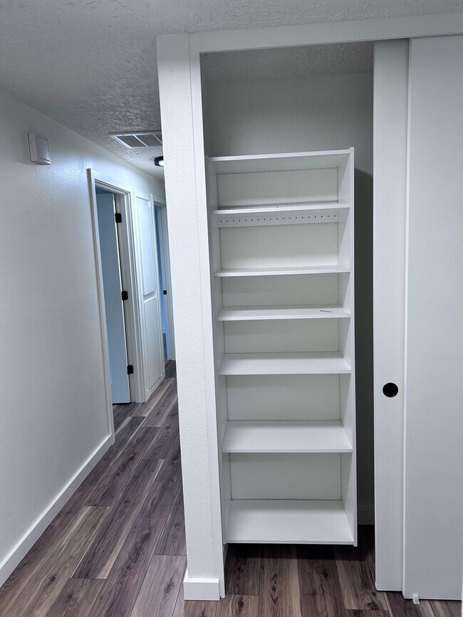 Building Photo - Single Level 4 bedroom in Heart of Vancouver
