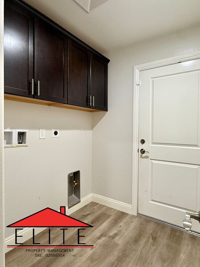 Building Photo - AVAILABLE NOW!!