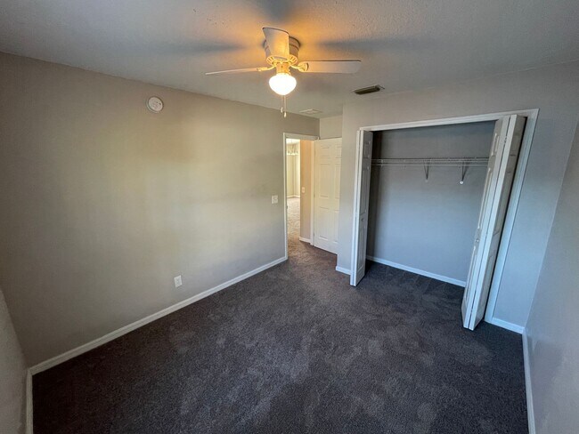 Building Photo - Spacious 3/2 in Quiet Neighborhood!