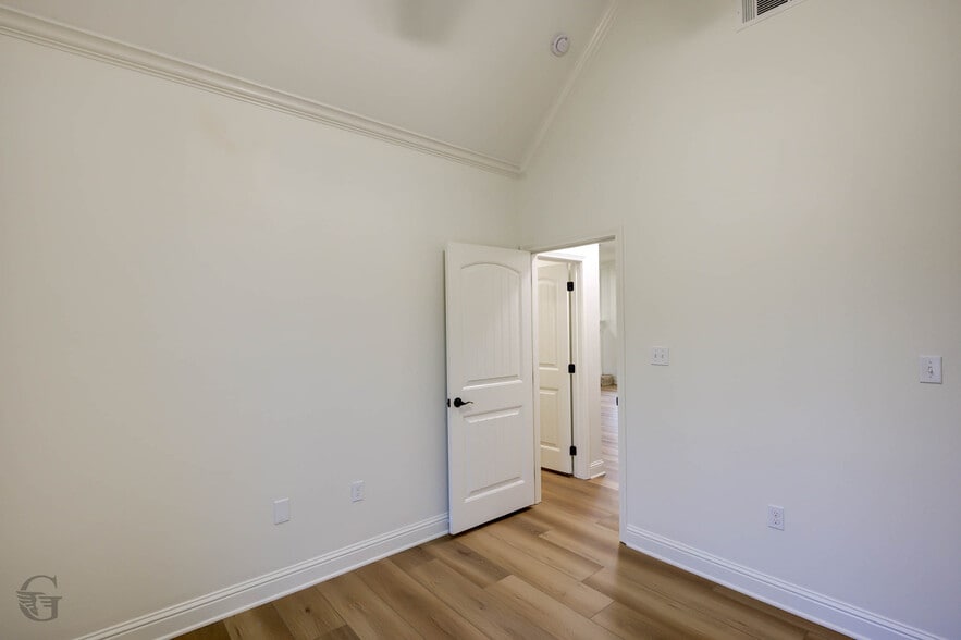 Building Photo - 525 Chinquipin Dr