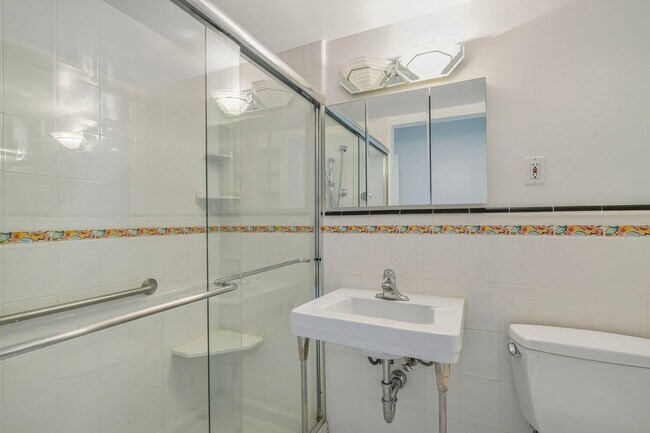 Building Photo - HUGE Apartment Across from Grosvenor Metro...