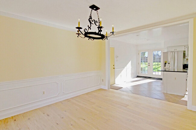 Dining Room - 2863 Chain Bridge Rd