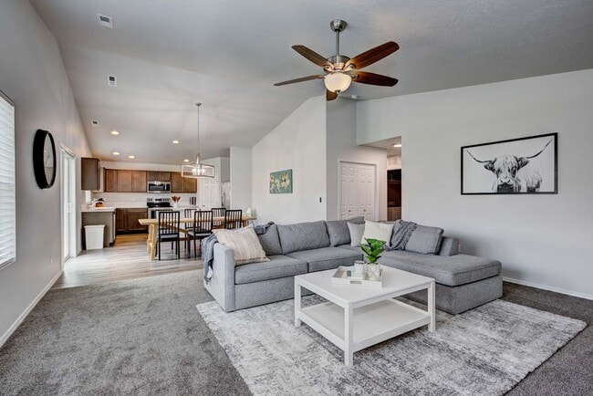 Building Photo - 4 bed 2 bath home for rent