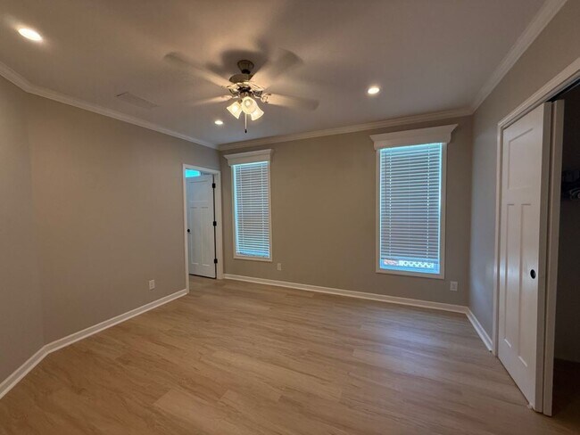 Building Photo - 7815 Lakeshore Dr