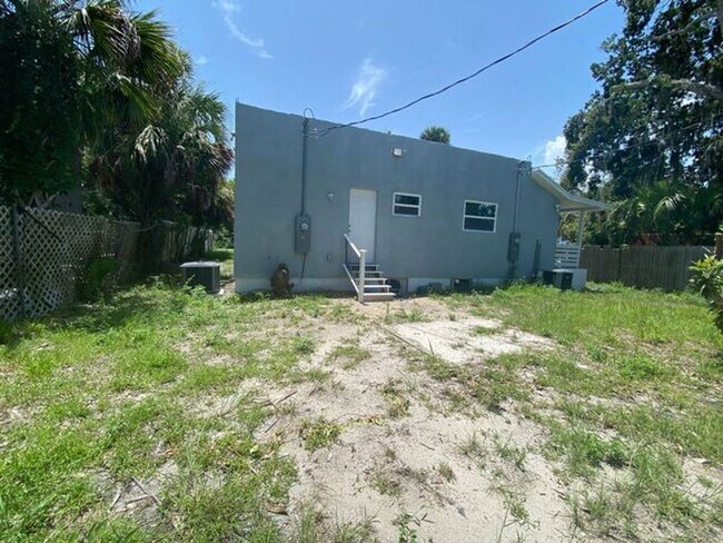 Building Photo - 1 Bedroom 1 Bath Duplex in Ormand Beach fo...