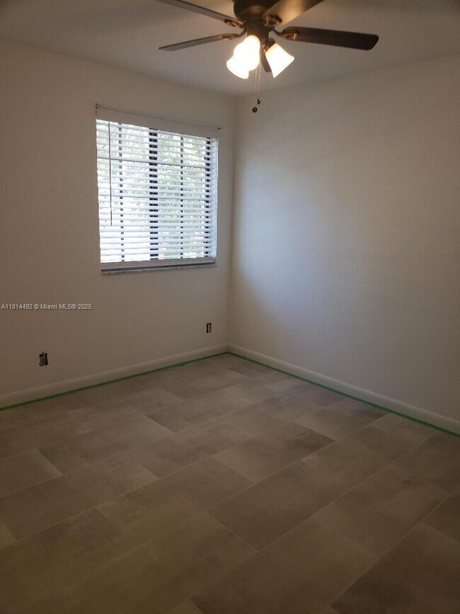 Building Photo - 3808 Tree Top Dr