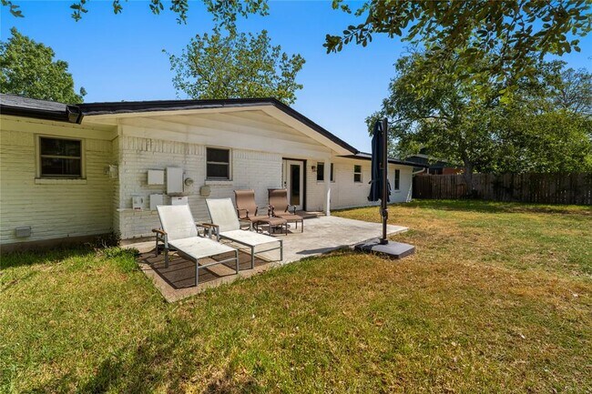 Building Photo - 1211 Sahara Ave