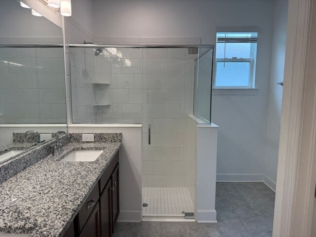 Building Photo - 5 Bedroom 4 Bath W/Office & 3-Car Garage (...