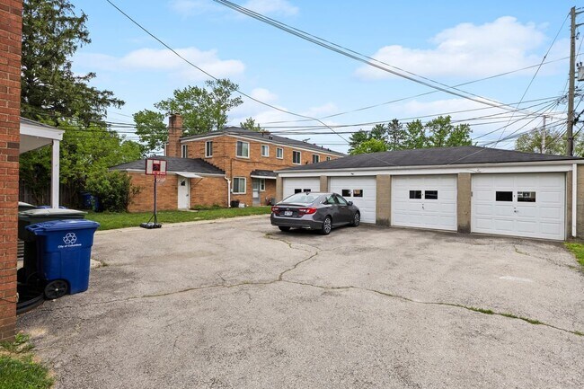 Building Photo - 723 Village Dr