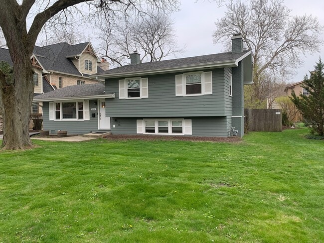 Building Photo - 916 Lilac Ln