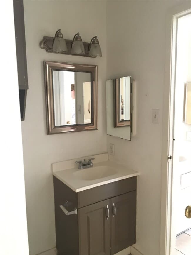 Building Photo - 13480 S Thorntree Dr