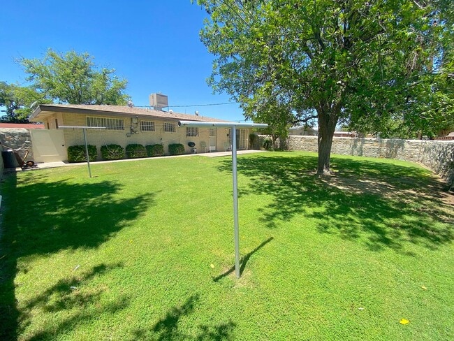 Building Photo - East El Paso 3 bed Refrig A/C!