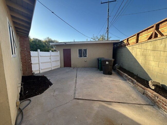 Building Photo - Pool Home! 3 Bed 2 Bath Home With Family Room