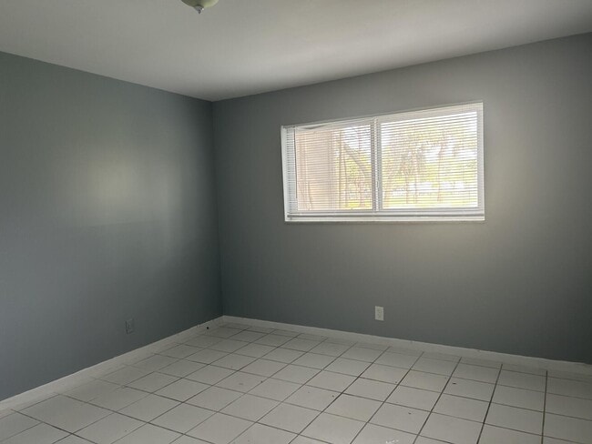 Building Photo - 729 Lori Dr