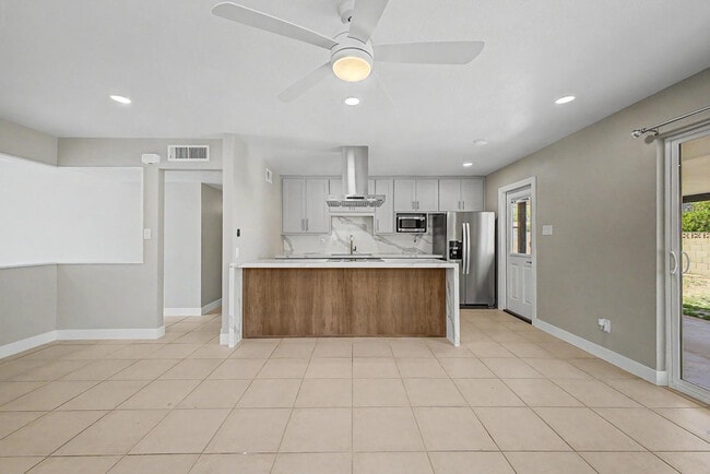 Building Photo - 8730 E Rancho Vista Dr