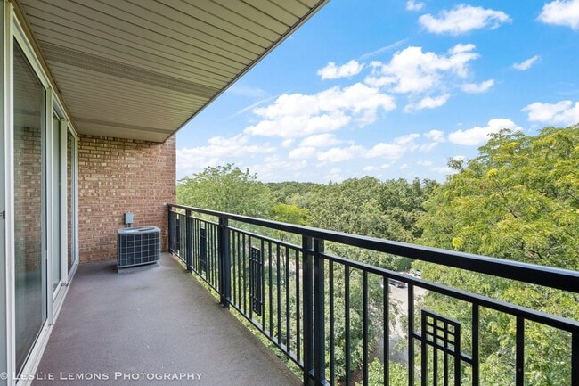 Building Photo - 5950 Oakwood Dr