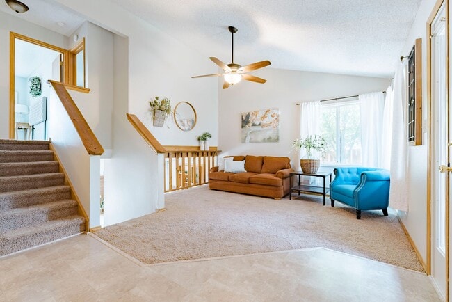 Building Photo - 2 Bedroom 3 Bathroom 1 Car Garage Fenced Back Yard Walkout Basement
