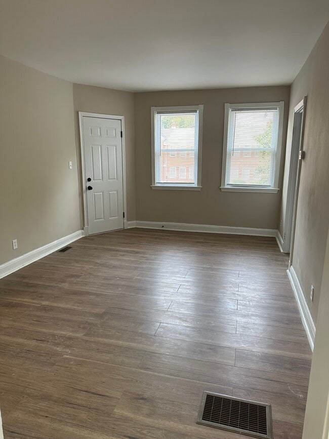 Living room - 905 Saint Dunstans Rd