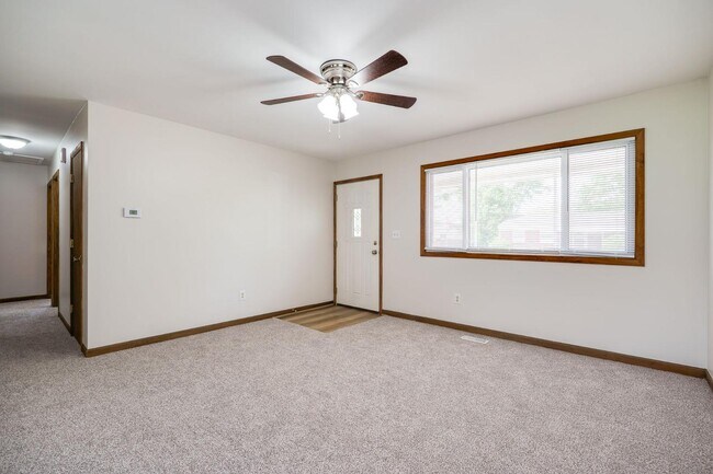 Building Photo - 366 Randy Dr