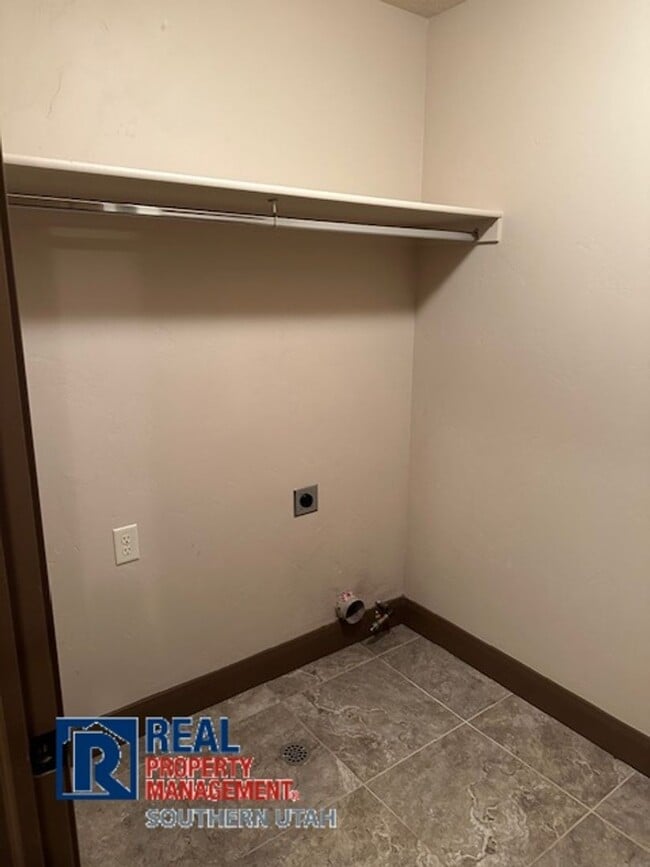 Building Photo - Washington Townhome